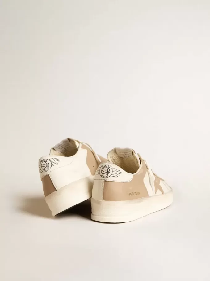Herren-Sneaker Stardan aus weißem und beigem Leder mit beigem Stern und weißer Fersenlasche