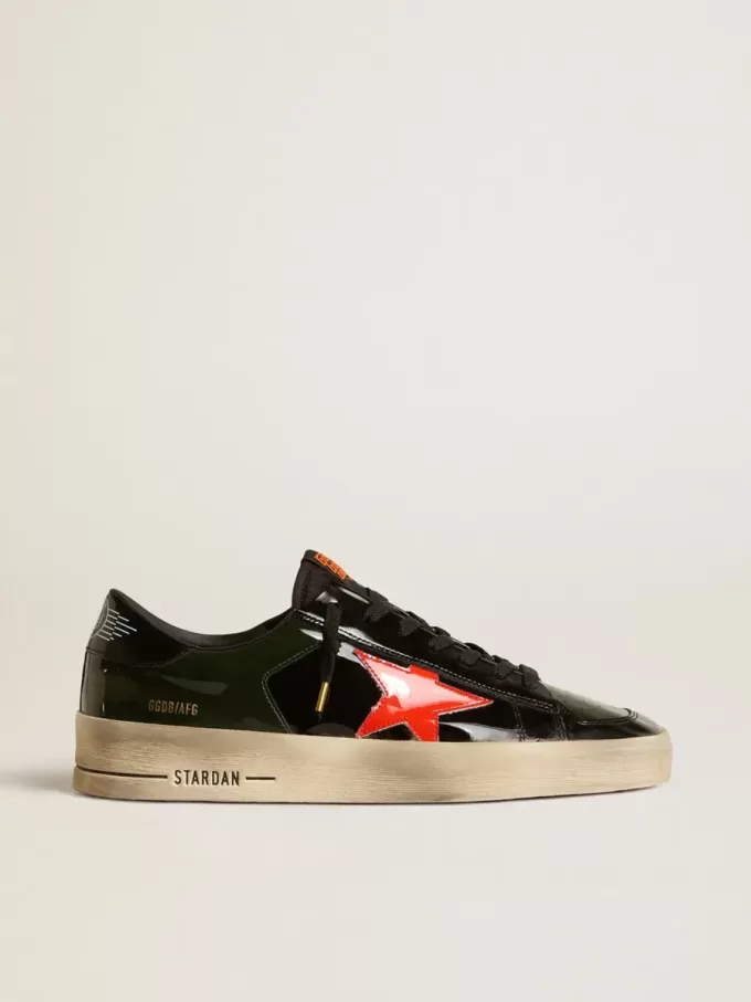 Herren-Sneaker Stardan LAB aus schwarzem und grünem Lackleder mit orangefarbenem Stern Herren-Sneaker Stardan LAB aus schwarzem und grünem Lackleder mit orangefarbenem Stern