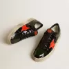 Herren-Sneaker Stardan LAB aus schwarzem und grünem Lackleder mit orangefarbenem Stern Herren-Sneaker Stardan LAB aus schwarzem und grünem Lackleder mit orangefarbenem Stern