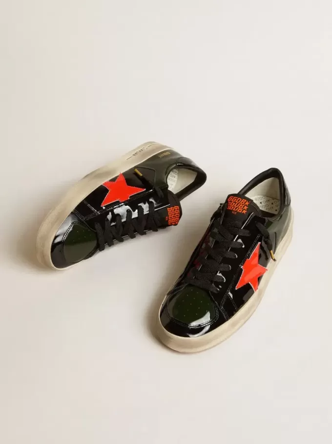 Herren-Sneaker Stardan LAB aus schwarzem und grünem Lackleder mit orangefarbenem Stern Herren-Sneaker Stardan LAB aus schwarzem und grünem Lackleder mit orangefarbenem Stern
