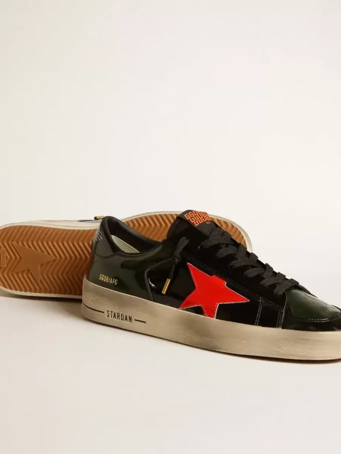 Herren-Sneaker Stardan LAB aus schwarzem und grünem Lackleder mit orangefarbenem Stern Herren-Sneaker Stardan LAB aus schwarzem und grünem Lackleder mit orangefarbenem Stern