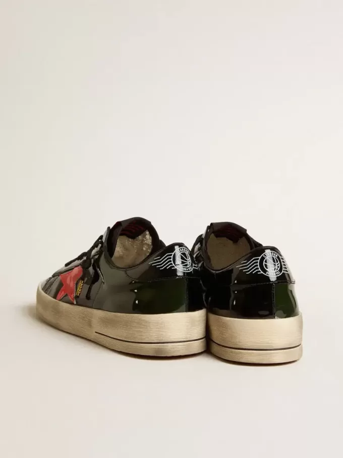Herren-Sneaker Stardan LAB aus schwarzem und grünem Lackleder mit orangefarbenem Stern Herren-Sneaker Stardan LAB aus schwarzem und grünem Lackleder mit orangefarbenem Stern