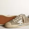 Herren-Sneaker V-Star aus taubengrauem Wildleder mit silbermetallischem Lederstern