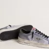 Herren-Stardan aus puderblauem Wildleder mit grünem Lederstern und Fersenlasche Herren-Stardan aus puderblauem Wildleder mit grünem Lederstern und Fersenlasche