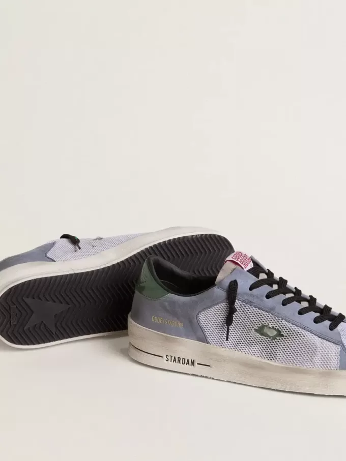 Herren-Stardan aus puderblauem Wildleder mit grünem Lederstern und Fersenlasche Herren-Stardan aus puderblauem Wildleder mit grünem Lederstern und Fersenlasche