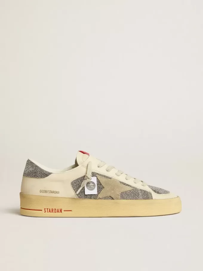 Herren-Stardan aus Wildleder mit sandfarbenem Stern und Swarovski-Kristalleinsätzen Herren-Stardan aus Wildleder mit sandfarbenem Stern und Swarovski-Kristalleinsätzen