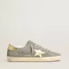 Herren-Super-Star aus grauem Wildleder mit goldfarbenem Metallstern und Fersenlasche