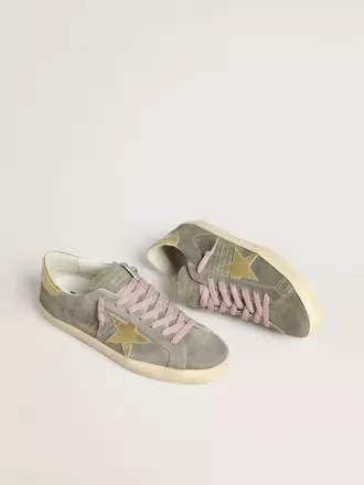 Herren-Super-Star aus grauem Wildleder mit goldfarbenem Metallstern und Fersenlasche