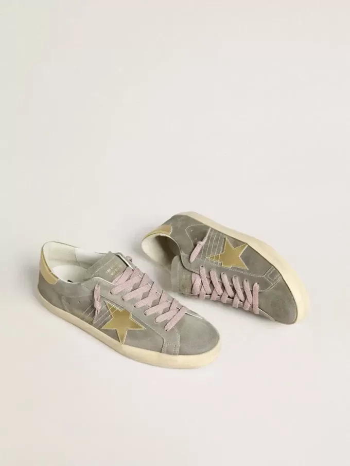 Herren-Super-Star aus grauem Wildleder mit goldfarbenem Metallstern und Fersenlasche