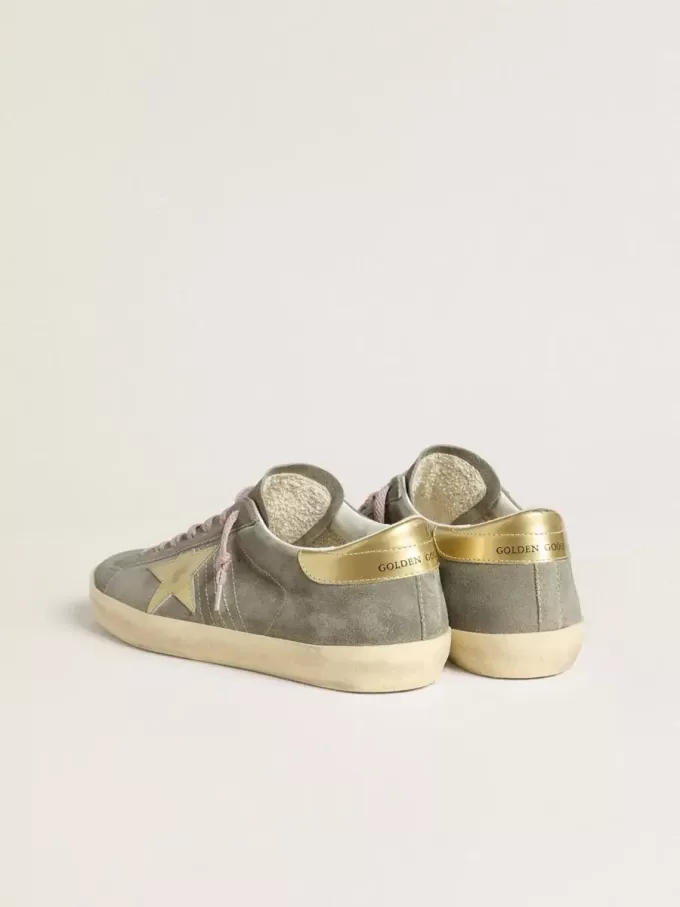 Herren-Super-Star aus grauem Wildleder mit goldfarbenem Metallstern und Fersenlasche