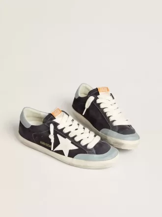 Herren-Super-Star aus mitternachtsblauem Wildleder mit weißem Lederstern und hellblauem Lederabsatz Herren-Super-Star aus mitternachtsblauem Wildleder mit weißem Lederstern und hellblauem Lederabsatz