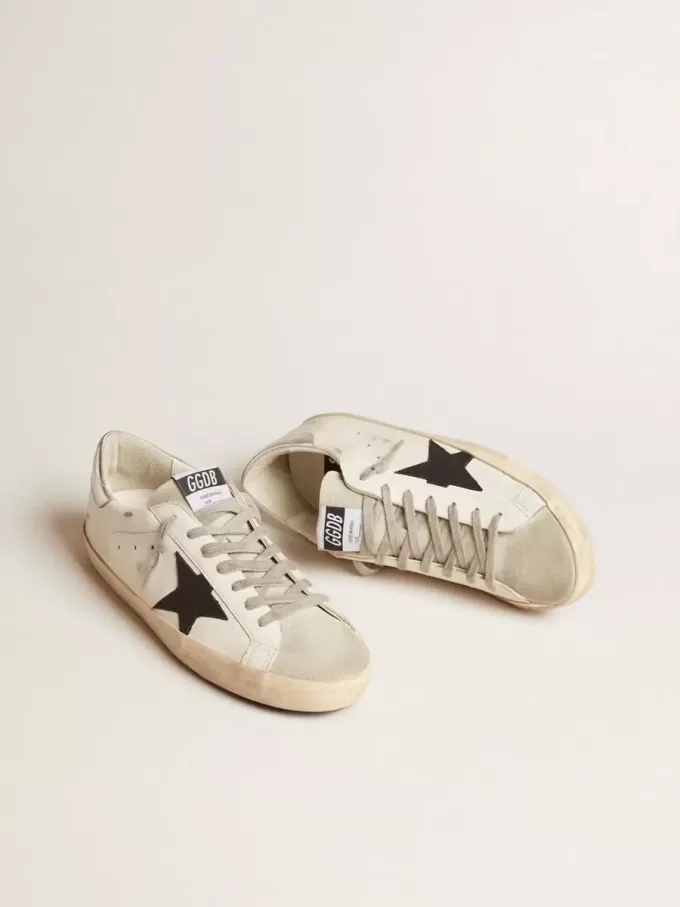 Herren-Super-Star aus weißem Leder mit schwarzem Nubuk-Stern und silbermetallischer Leder-Fersenlasche Herren-Super-Star aus weißem Leder mit schwarzem Nubuk-Stern und silbermetallischer Leder-Fersenlasche