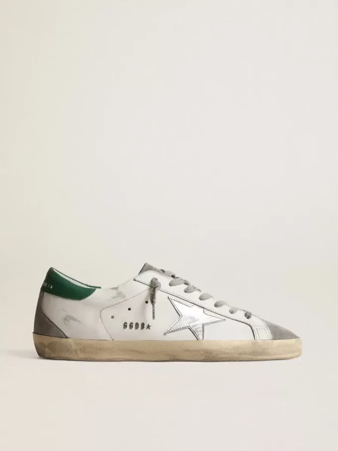 Herren-Super-Star aus weißem Leder mit silbernem Stern und grüner Fersenlasche Herren-Super-Star aus weißem Leder mit silbernem Stern und grüner Fersenlasche