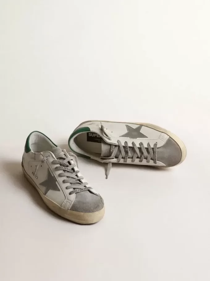 Herren-Super-Star aus weißem Leder mit silbernem Stern und grüner Fersenlasche Herren-Super-Star aus weißem Leder mit silbernem Stern und grüner Fersenlasche