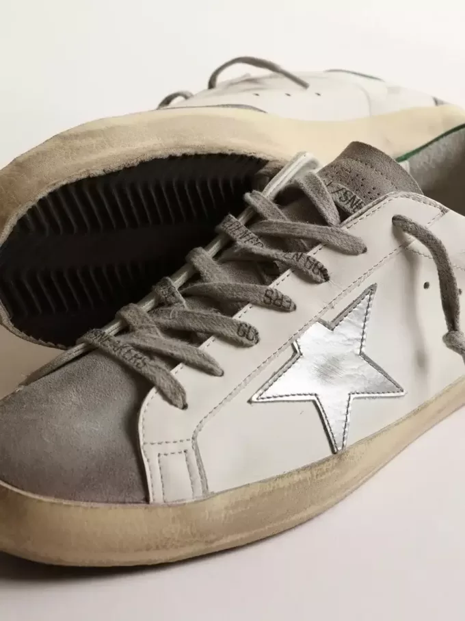 Herren-Super-Star aus weißem Leder mit silbernem Stern und grüner Fersenlasche Herren-Super-Star aus weißem Leder mit silbernem Stern und grüner Fersenlasche