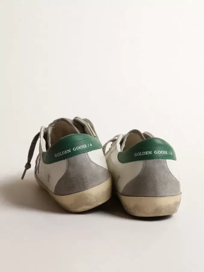 Herren-Super-Star aus weißem Leder mit silbernem Stern und grüner Fersenlasche Herren-Super-Star aus weißem Leder mit silbernem Stern und grüner Fersenlasche
