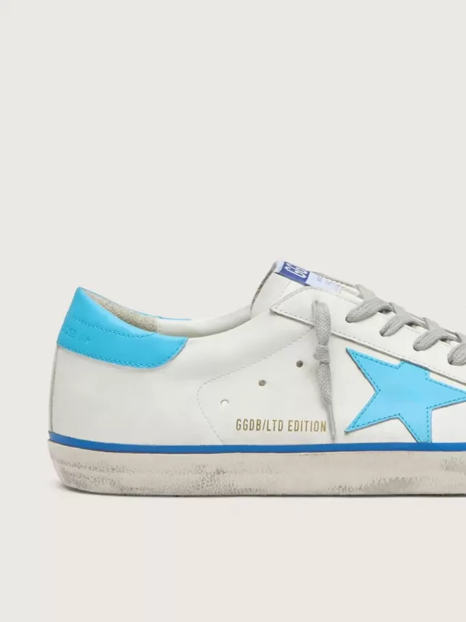 Herren-Super-Star LTD aus weißem Leder mit hellblauem Lederstern und Fersenlasche Herren-Super-Star LTD aus weißem Leder mit hellblauem Lederstern und Fersenlasche
