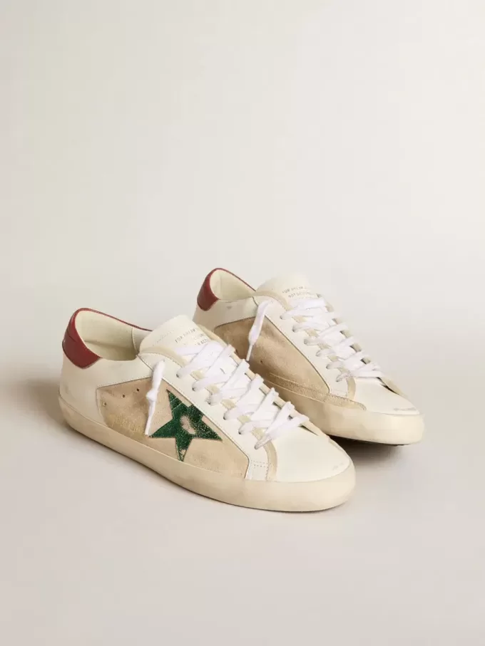 Herren-Super-Star LTD aus Wildleder mit grünem Metallic-Stern und roter Fersenlasche Herren-Super-Star LTD aus Wildleder mit grünem Metallic-Stern und roter Fersenlasche