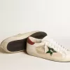 Herren-Super-Star LTD aus Wildleder mit grünem Metallic-Stern und roter Fersenlasche Herren-Super-Star LTD aus Wildleder mit grünem Metallic-Stern und roter Fersenlasche