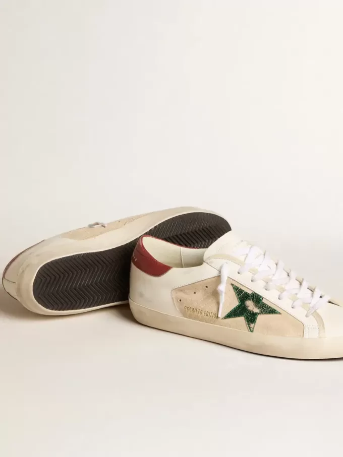 Herren-Super-Star LTD aus Wildleder mit grünem Metallic-Stern und roter Fersenlasche Herren-Super-Star LTD aus Wildleder mit grünem Metallic-Stern und roter Fersenlasche