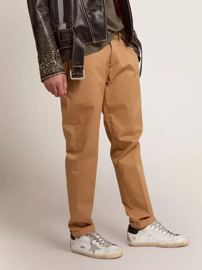 Herren-Super-Star mit schwarzer Fersenlasche und Metallnieten-Schriftzug Herren-Super-Star mit schwarzer Fersenlasche und Metallnieten-Schriftzug