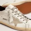Herren-Super-Star mit schwarzer Fersenlasche und Metallnieten-Schriftzug Herren-Super-Star mit schwarzer Fersenlasche und Metallnieten-Schriftzug