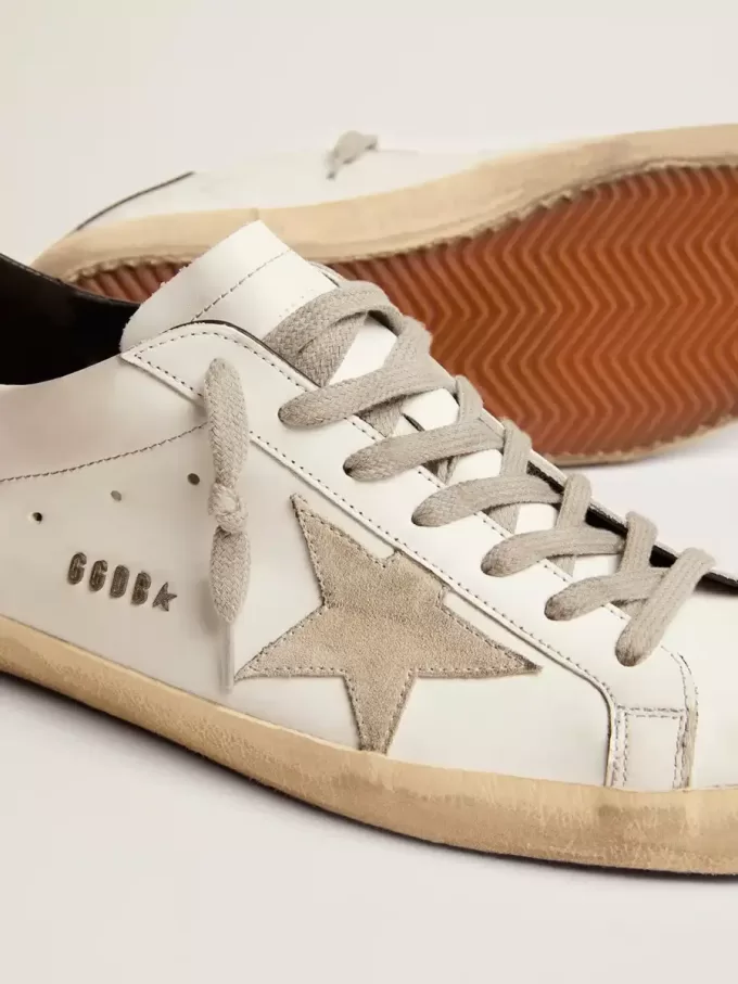 Herren-Super-Star mit schwarzer Fersenlasche und Metallnieten-Schriftzug Herren-Super-Star mit schwarzer Fersenlasche und Metallnieten-Schriftzug