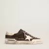 Herren-Superstar aus grauem Wildleder mit ecrufarbenem Nappa-Stern und Fersenlasche Herren-Superstar aus grauem Wildleder mit ecrufarbenem Nappa-Stern und Fersenlasche