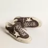 Herren-Superstar aus grauem Wildleder mit ecrufarbenem Nappa-Stern und Fersenlasche Herren-Superstar aus grauem Wildleder mit ecrufarbenem Nappa-Stern und Fersenlasche