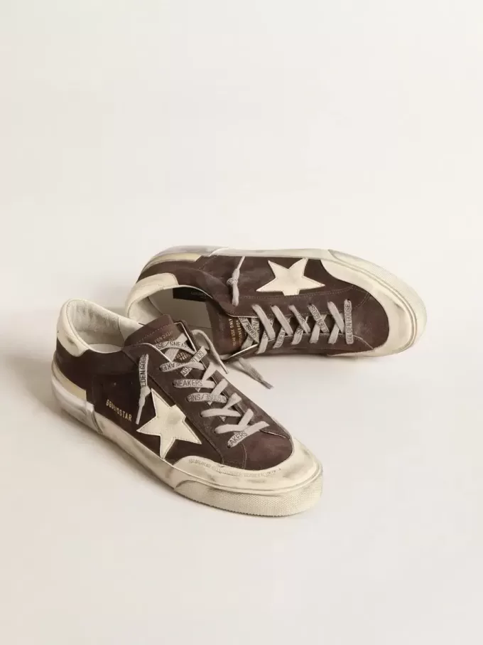 Herren-Superstar aus grauem Wildleder mit ecrufarbenem Nappa-Stern und Fersenlasche Herren-Superstar aus grauem Wildleder mit ecrufarbenem Nappa-Stern und Fersenlasche