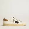 Herren-Superstar aus weißem Leder mit mitternachtsblauem Canvas-Stern und tabakfarbenem Leder-Fersenriemen