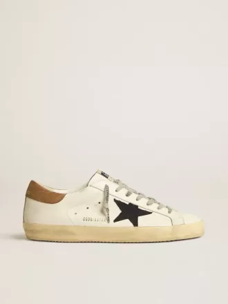 Herren-Superstar aus weißem Leder mit mitternachtsblauem Canvas-Stern und tabakfarbenem Leder-Fersenriemen
