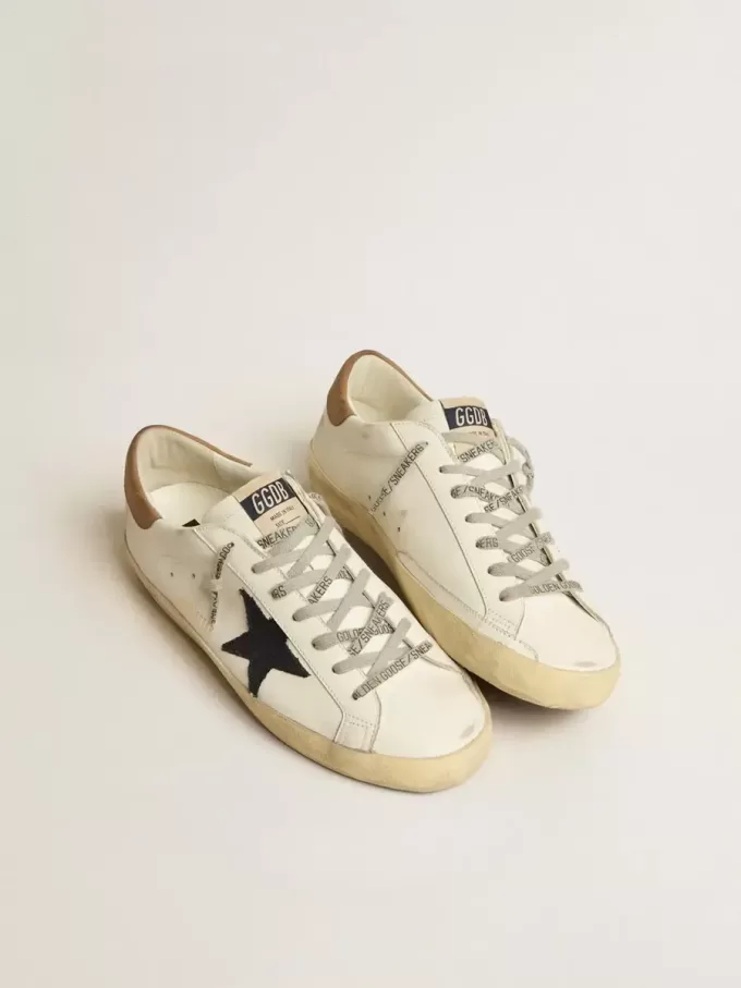 Herren-Superstar aus weißem Leder mit mitternachtsblauem Canvas-Stern und tabakfarbenem Leder-Fersenriemen