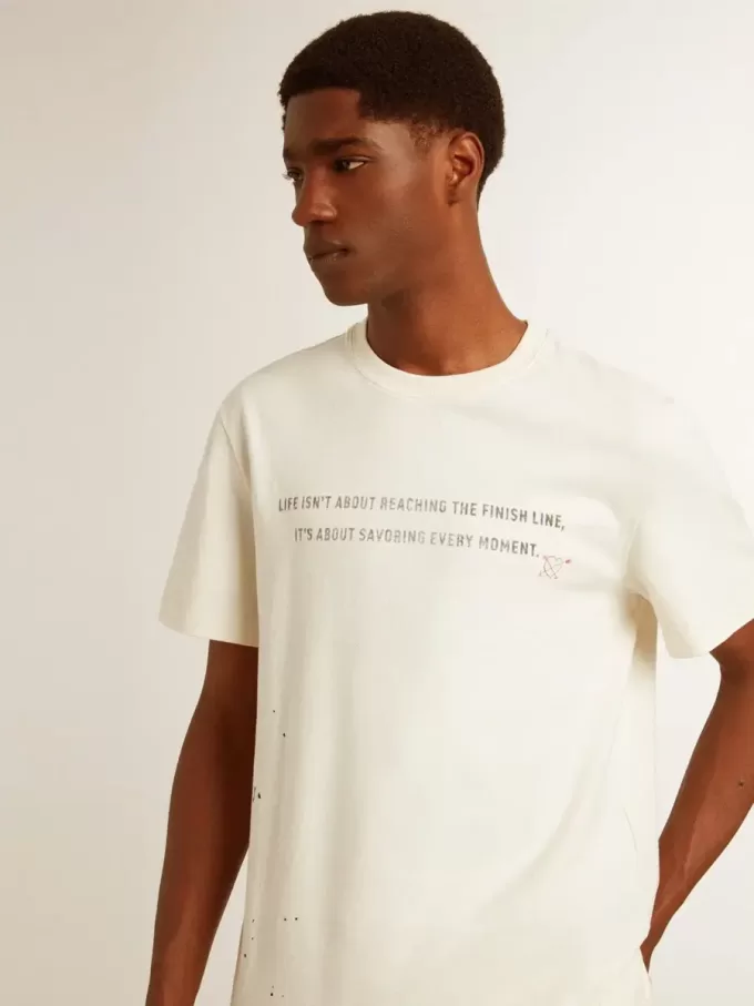 Herren-T-Shirt aus altweißer Baumwolle mit Print und Stickerei