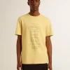 Herren-T-Shirt aus Baumwolle in Hellgelb mit verblasstem Schriftzug