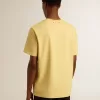 Herren-T-Shirt aus Baumwolle in Hellgelb mit verblasstem Schriftzug