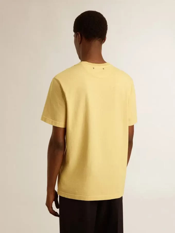Herren-T-Shirt aus Baumwolle in Hellgelb mit verblasstem Schriftzug