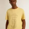 Herren-T-Shirt aus Baumwolle in Hellgelb mit verblasstem Schriftzug