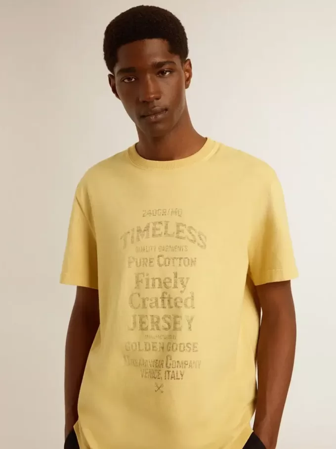 Herren-T-Shirt aus Baumwolle in Hellgelb mit verblasstem Schriftzug