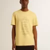 Herren-T-Shirt aus Baumwolle in Hellgelb mit verblasstem Schriftzug
