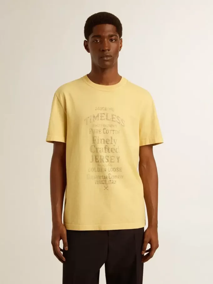 Herren-T-Shirt aus Baumwolle in Hellgelb mit verblasstem Schriftzug