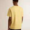 Herren-T-Shirt aus Baumwolle in Hellgelb mit verblasstem Schriftzug