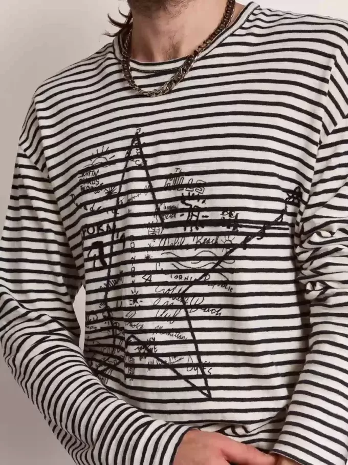Herren-T-Shirt mit weißen und blauen Streifen und Stickerei auf der Vorderseite