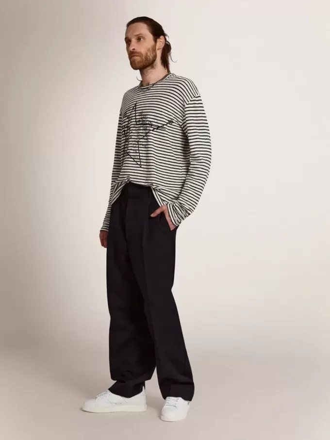 Herren-T-Shirt mit weißen und blauen Streifen und Stickerei auf der Vorderseite