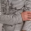 Herren-T-Shirt mit weißen und blauen Streifen und Stickerei auf der Vorderseite
