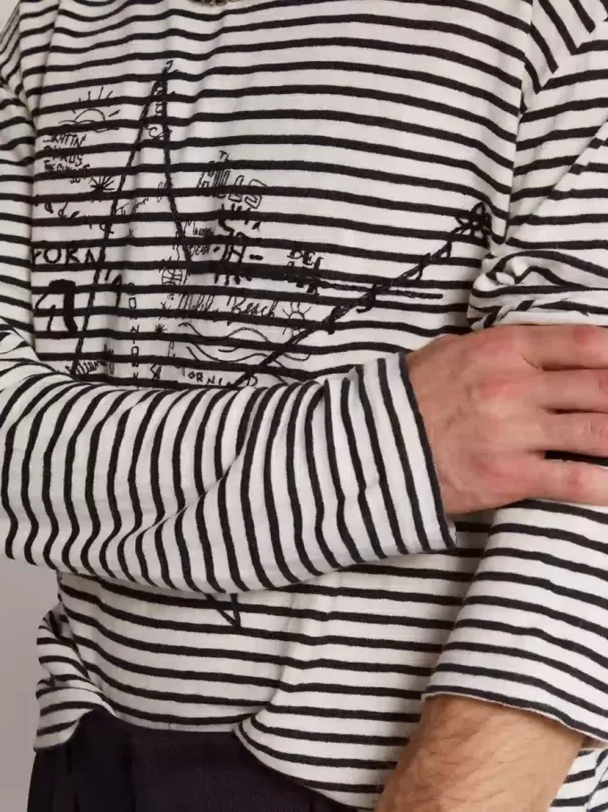 Herren-T-Shirt mit weißen und blauen Streifen und Stickerei auf der Vorderseite