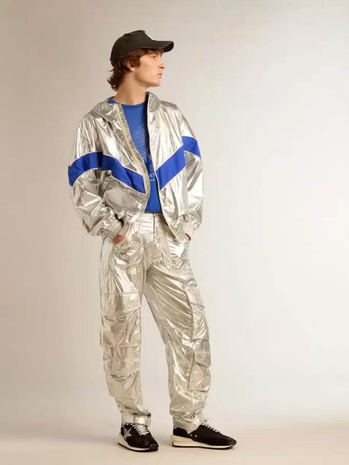 Herren-Windjacke aus silbernem Funktionsmaterial Herren-Windjacke aus silbernem Funktionsmaterial