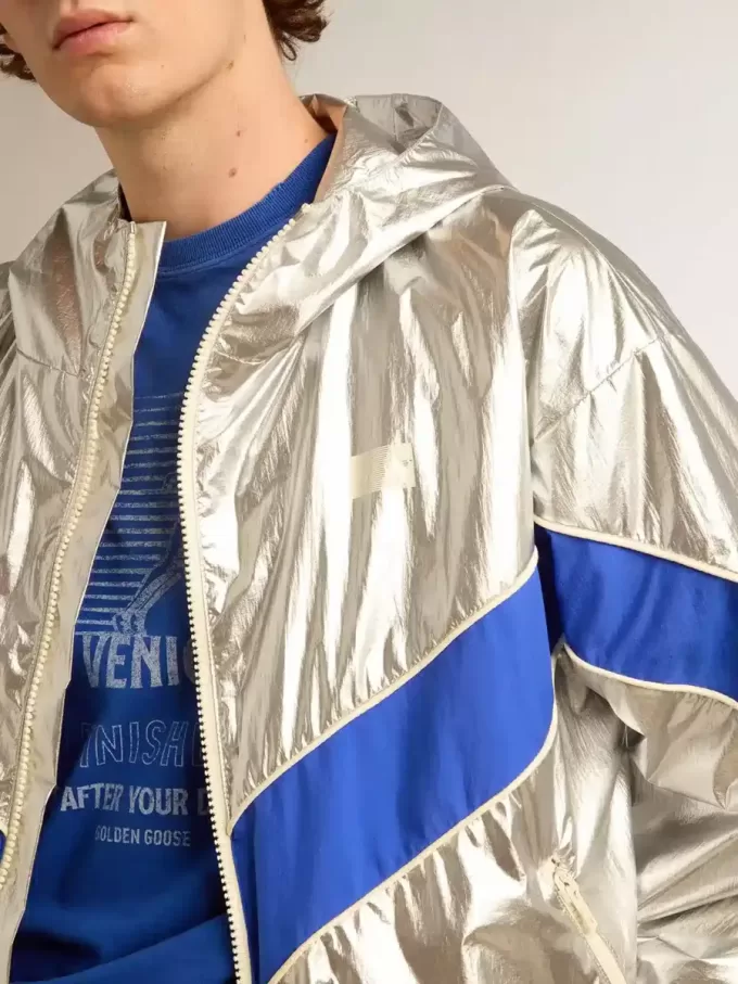 Herren-Windjacke aus silbernem Funktionsmaterial Herren-Windjacke aus silbernem Funktionsmaterial