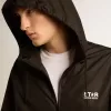 Herren-Windjacke mit kontrastierendem weißem Logo und Stern