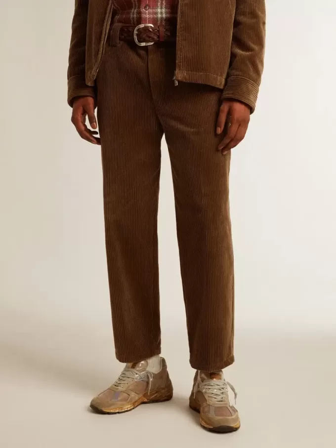 Herrenhose aus dunkelolivfarbenem Cord